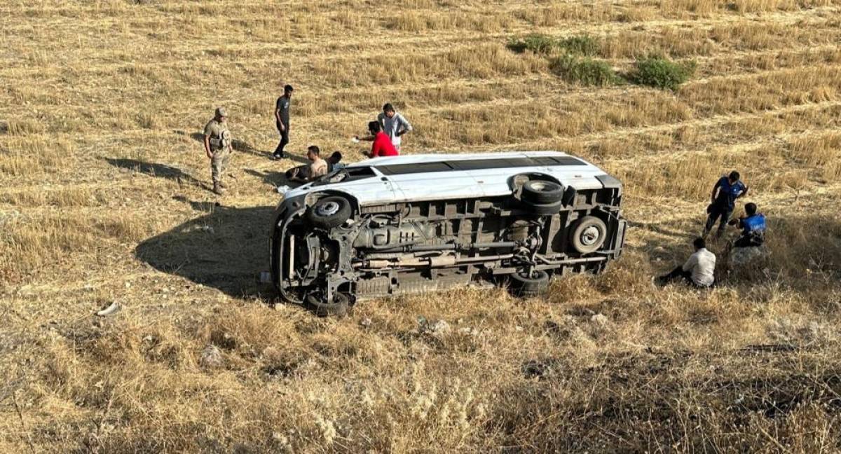 Şırnak'ta servis minibüsünün devrilmesi sonucu 6 kişi yaralandı