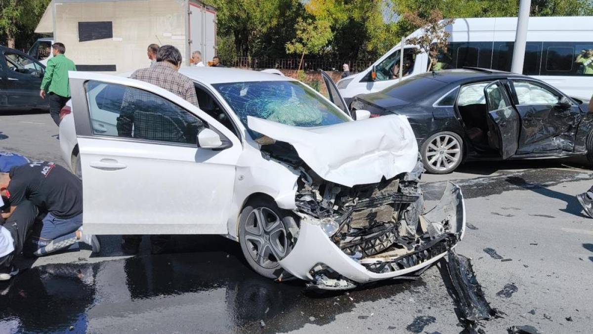 Siirt'te iki otomobilin çarpışması sonucu 5 kişi yaralandı