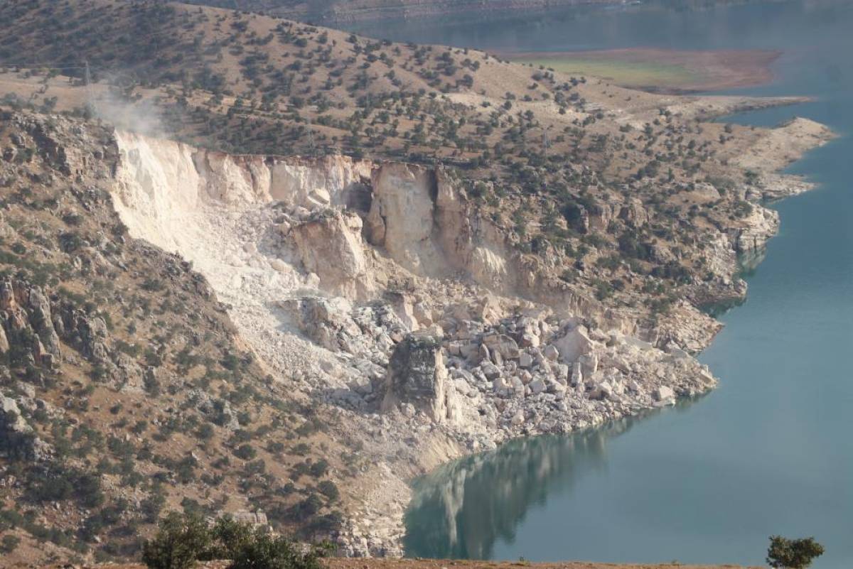 Siirt Botan Çayı'nda Heyelan: Kaybolan Kamyonet Aranıyor