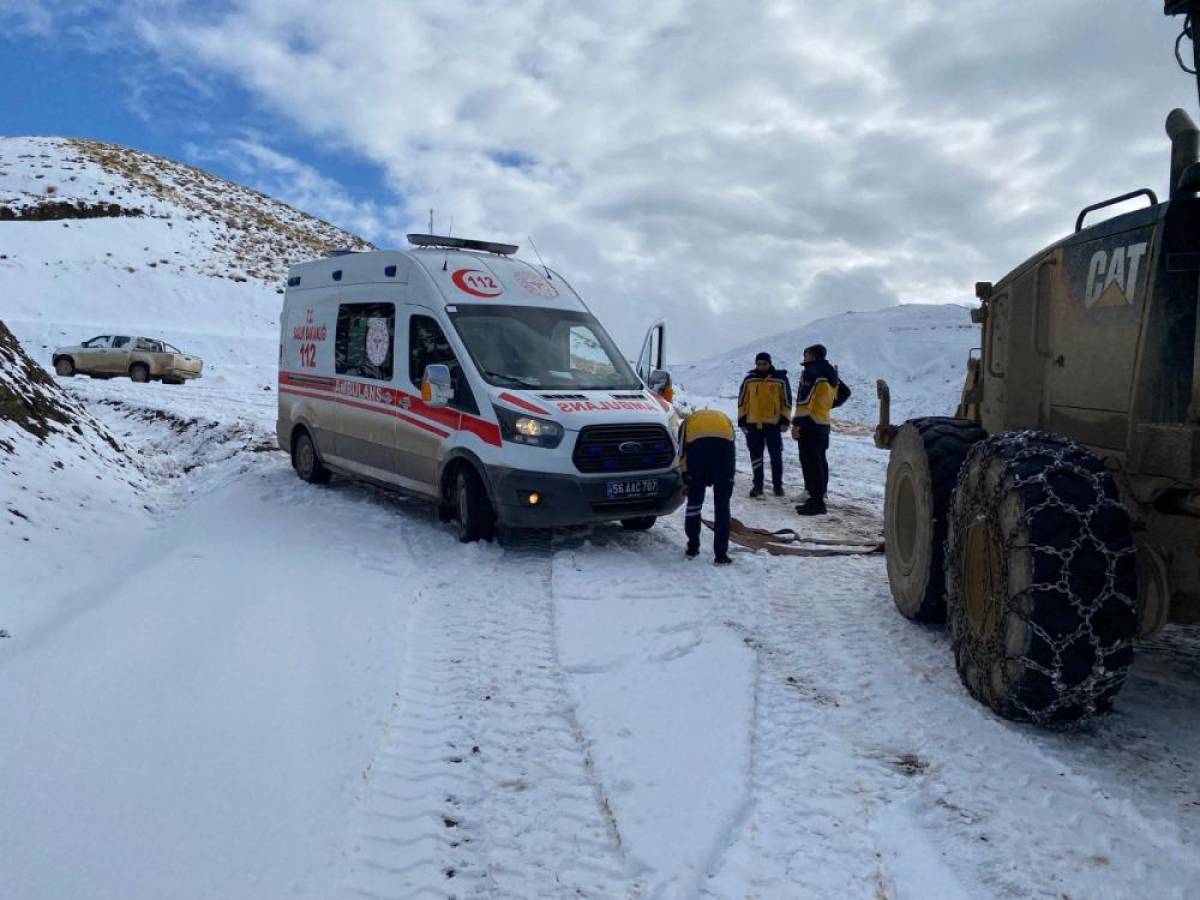 Siirt'te kar nedeniyle köy yolunda mahsur kalan ambulans kurtarıldı