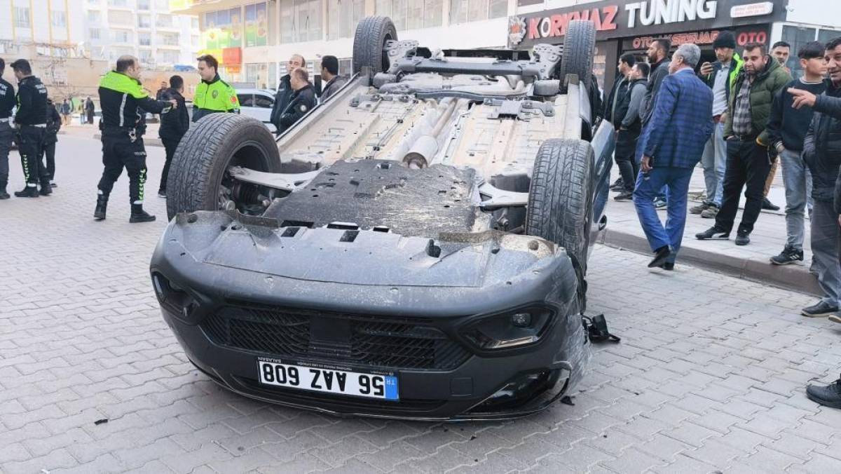 Siirt'te otomobilin park halindeki araca çarptığı kaza anı kamerada