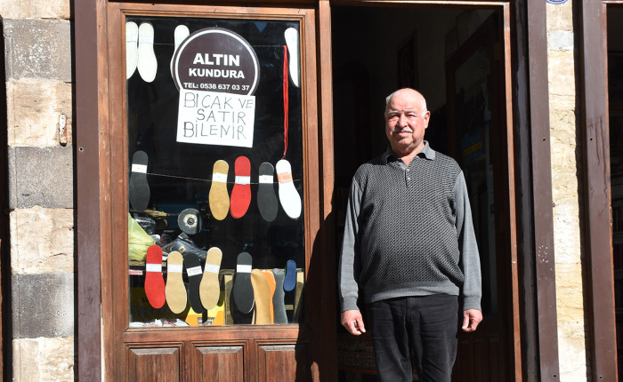 Ayakkabı tamirciliğiyle 45 yıldır yaşamını sürdürüyor