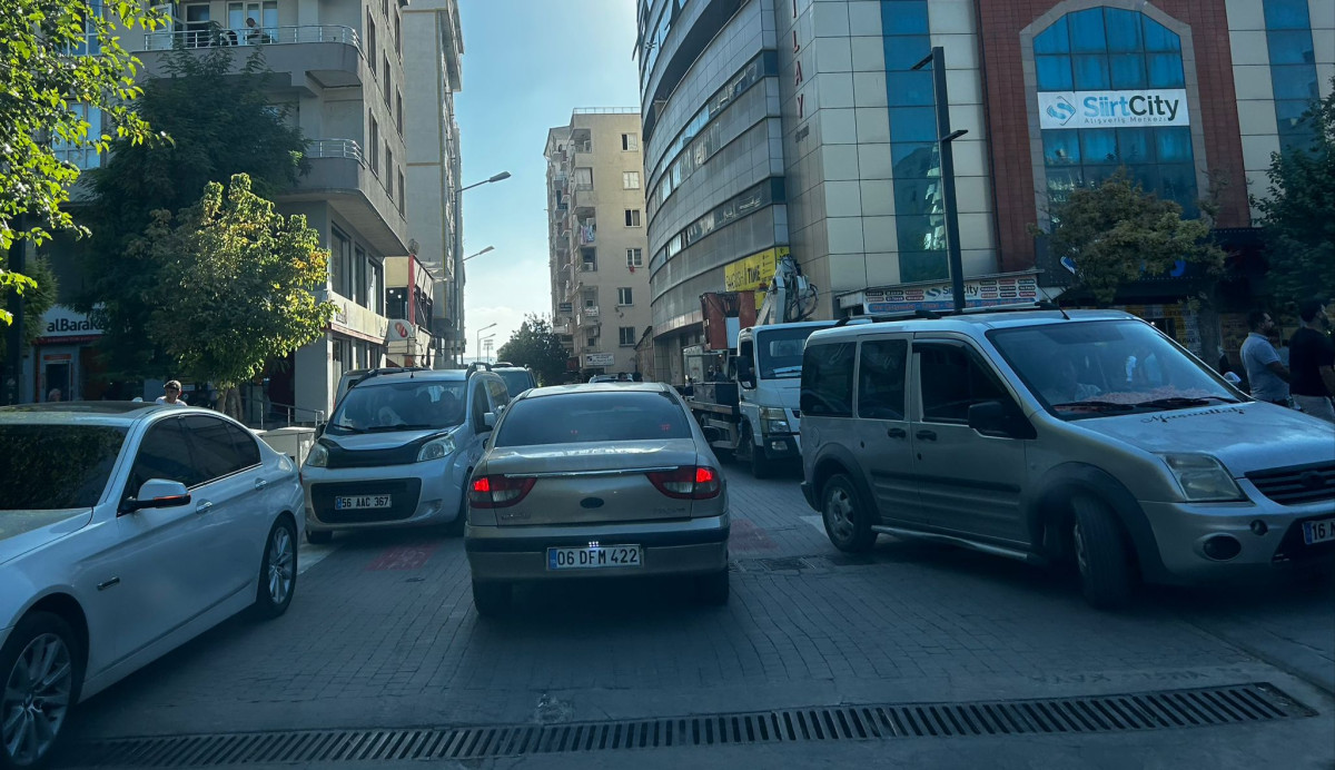 Çift yönlü hatalı park Siirt’te trafiği felç ediyor