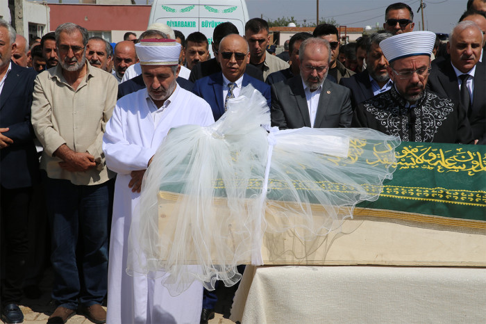 Diyarbakır'da ölü bulunan Narin Güran son yolculuğuna uğurlandı