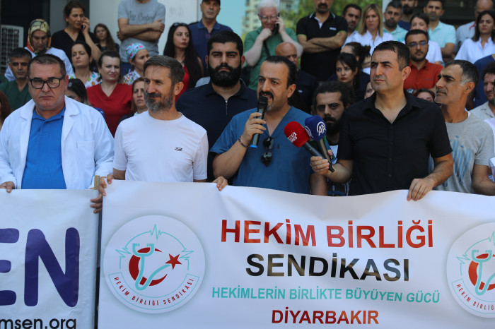 Diyarbakır'da sağlıkçılardan doktorun darbedilmesine tepki