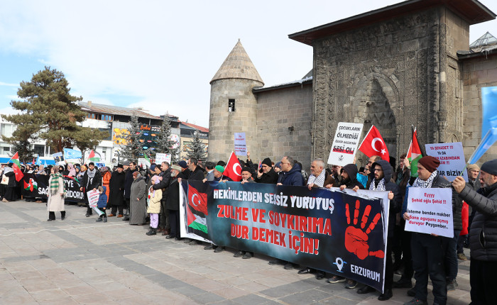 Erzurum'da sağlık çalışanları dondurucu soğuğa rağmen Gazze için yürümeyi sürdürdü