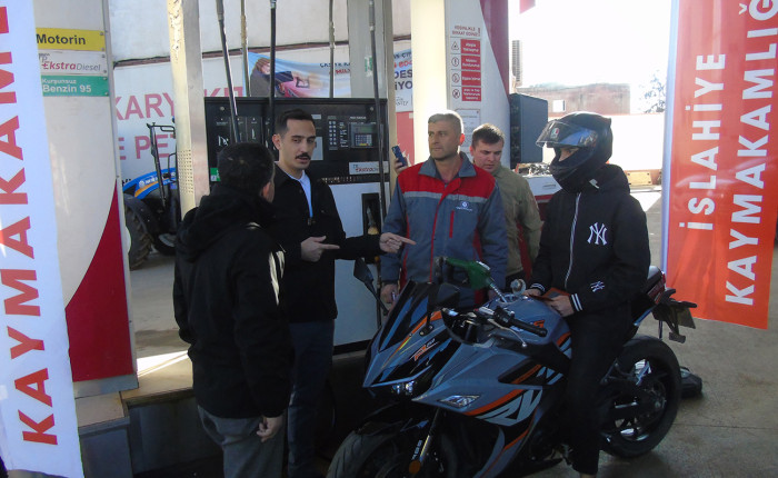 Gaziantep İslahiye'de kask takan motosiklet sürücülerine indirimli akaryakıt