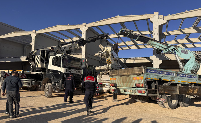 Gaziantep'te beton bloğun altında kalan sürücü hayatını kaybetti