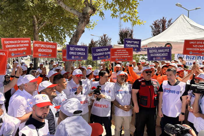 Gaziantep'te işten çıkarıldıklarını belirten işçilerden basın açıklaması