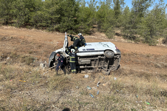 Gaziantep’te otomobille minibüsün çarpıştığı kazada 2 kişi yaralandı