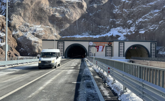 Hakkari'de yapımı tamamlanan Yeniköprü Tüneli'nden araç geçişleri başladı