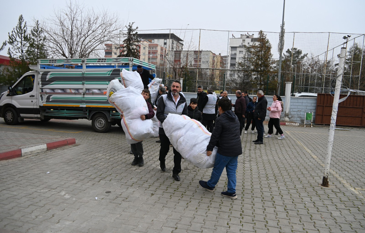 Kurtalan’da “Bir Mont Bir Bot” Projesi ile 1010 Öğrenciye Giyim Yardımı