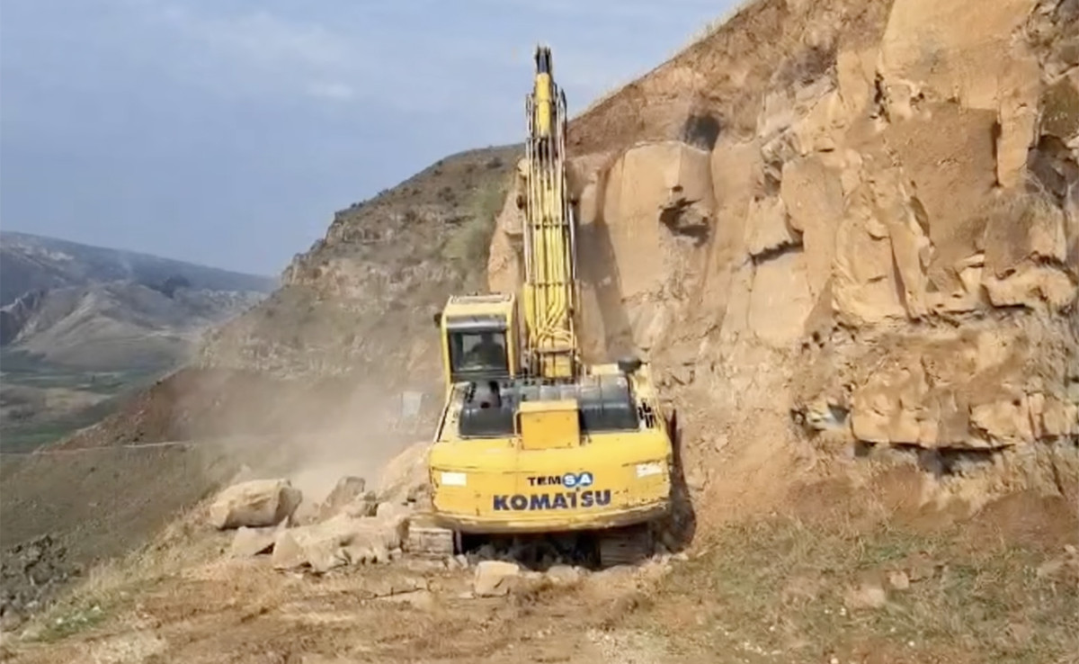 Kurtalan’da Köy Yolundaki Riskli Kayalar Temizleniyor