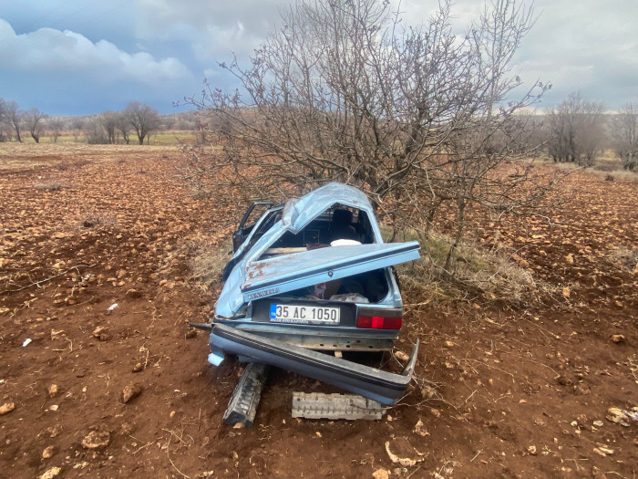 Mardin'de devrilen otomobildeki 5 kişi yaralandı