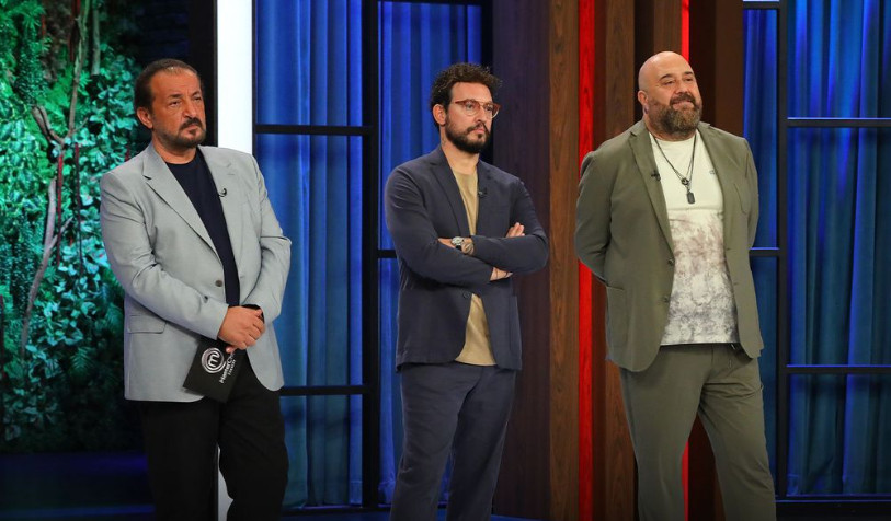 MasterChef Mavi Takım Kaptanı Kim Oldu? MasterChef Kırmızı Takım Kaptanı Kim Oldu? MasterChef kaptanlık oyununu kim kazandı? 28 Ekim 2024 MasterChef'te kaptan ve yeni takımlar belli oldu!