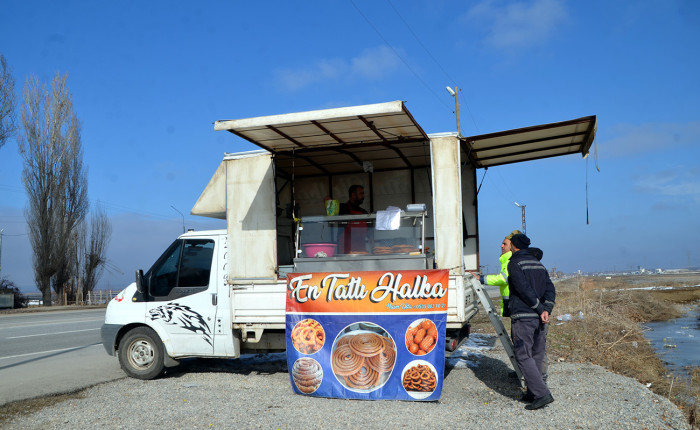 Muş-Bingöl Yolunda Kamyonetten Tatlı Servisi: Herkesin Durağı!