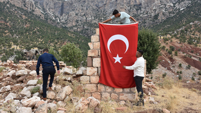 PKK'lı teröristlerin katlettiği yakınlarını, saldırının gerçekleştiği eve Türk Bayrağı asarak andılar