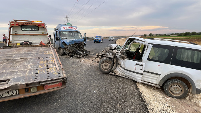 Şanlıurfa'da minibüs ile hafif ticari aracın çarpışması sonucu 1 kişi öldü, 8 kişi yaralandı