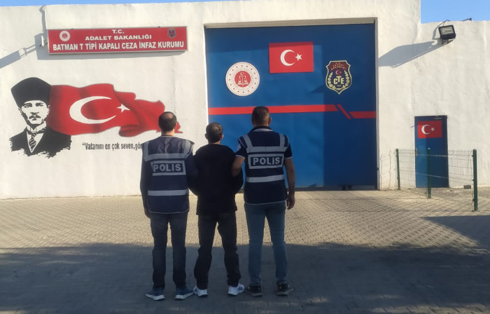 Siirt’te  15 Suç Kaydı Bulunan Hükümlü Evinde Yaptığı Gizli Bölmede Yakalandı