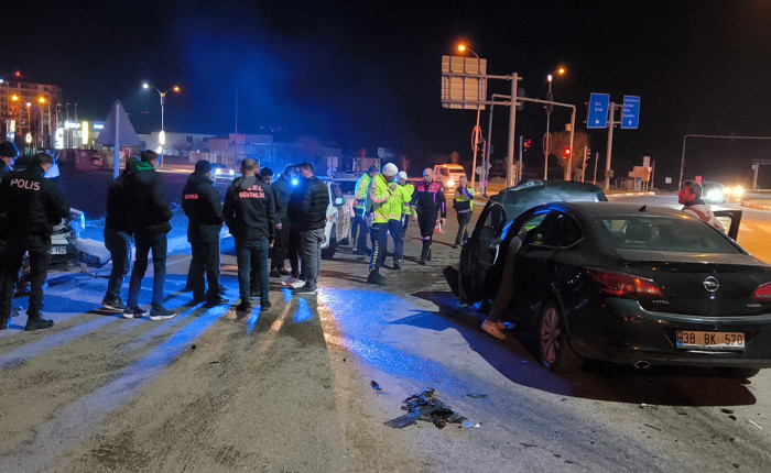 Siirt'te 2 otomobilin çarpıştığı kazada 4 kişi yaralandı