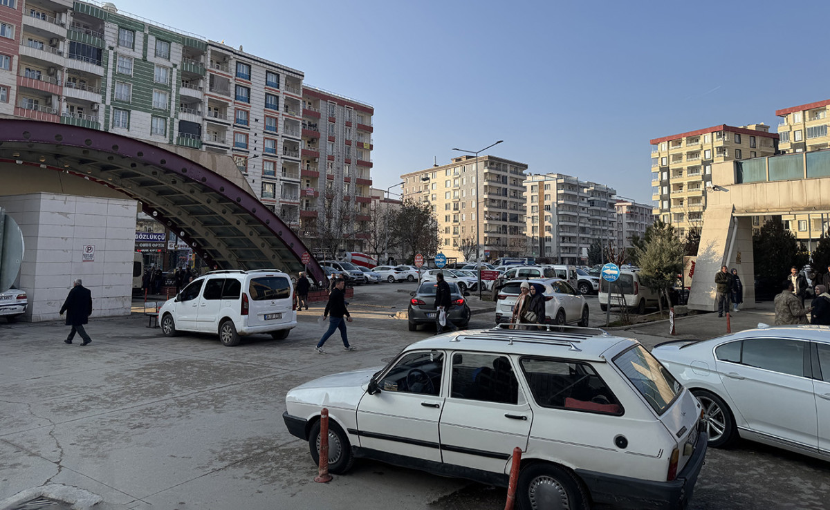 Siirt’te Hastane Bahçesinde Park Çilesi!