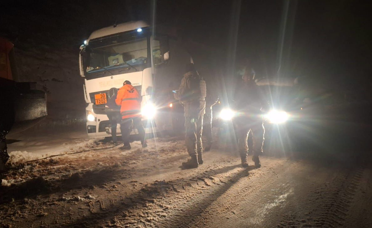 Siirt'te İki İlçede Mahsur Kalan Araçlar Kurtarıldı