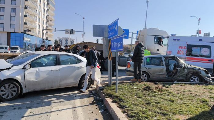 Siirt'te iki otomobilin çarpışması sonucu 4 kişi yaralandı