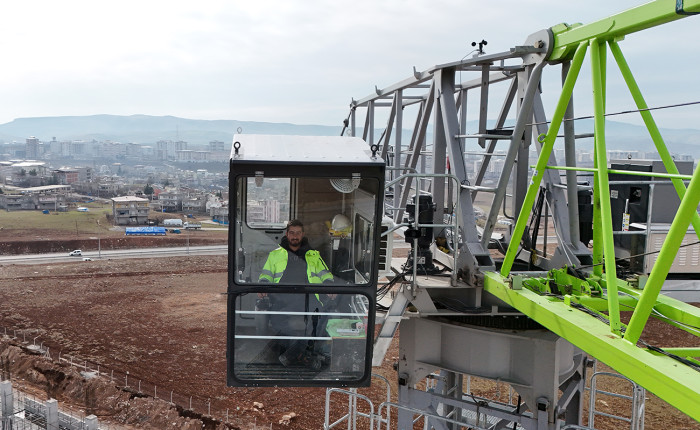 Siirt’te Kule Vinç Operatörlerinin Zorlu Görevi