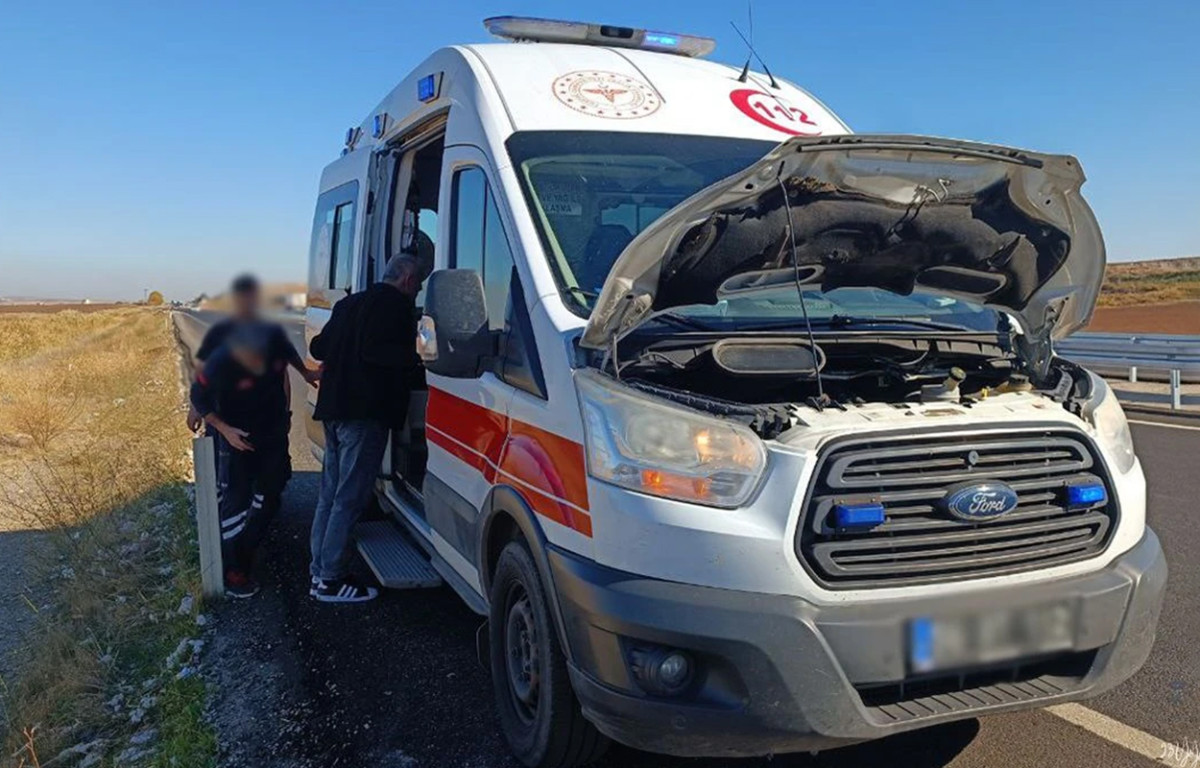 Siirt'ten Diyarbakır'a Hasta Taşıyan Ambulans Yolda Arızalandı