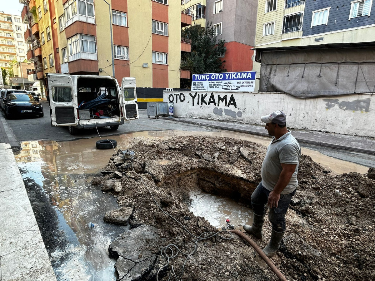 Su şebekesinin onarımı için Kurtalan Belediyesi Su işleri ekipleri çalışma yürüttü