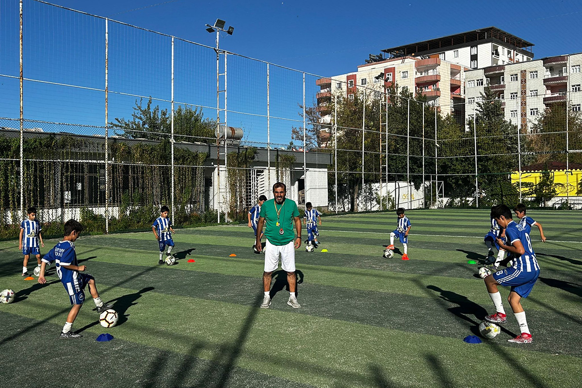 Velilerin yoğun taleplerini kırmadı futbol kurslarını hafta sonu da devam ettirecek